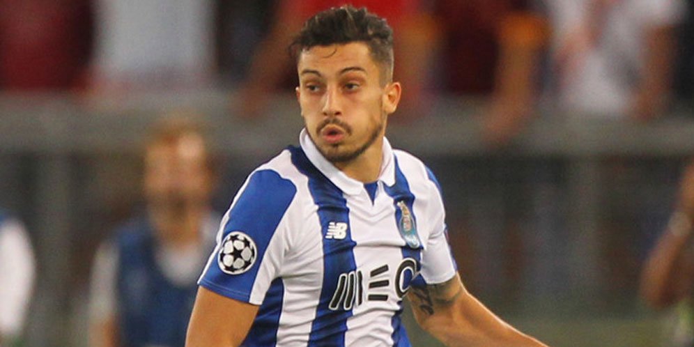 MU Coba Bajak Transfer Alex Telles ke Chelsea